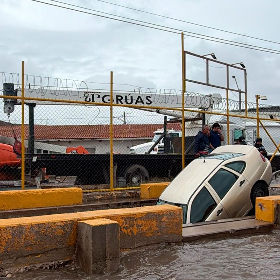 La acumulación de agua provocó un fuerte congestionamiento de vehículos sobre las principales vialidades de La Laguna